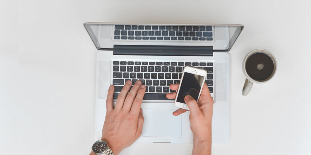 macbook_iphone_hands